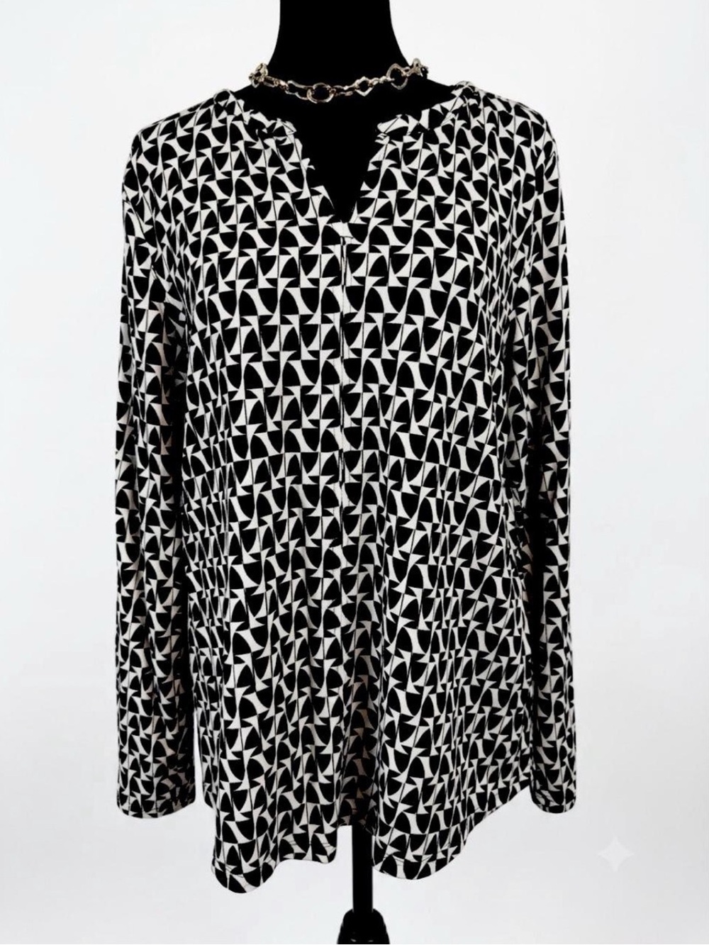 Liz Claiborne Black & White Geometric V‑Neck Long Sleeve Blouse